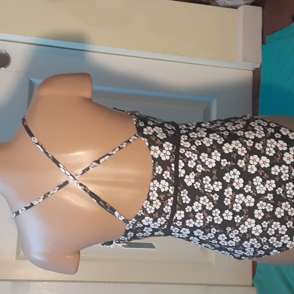 CUPSHE BLACK AND WHITE FLORAL ONE PIECE SWIMSUIT, MEDIUM - Picture 4 of 11